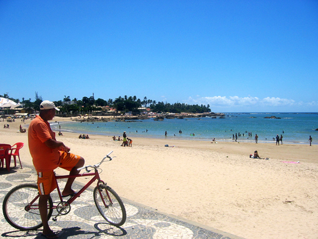 Une plage à l'extérieur de São Salvador da Baía de Todos os Santos, Brésil