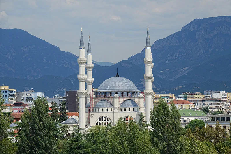 Location de voiture à Tirana : conseils pratiques pour les touristes
