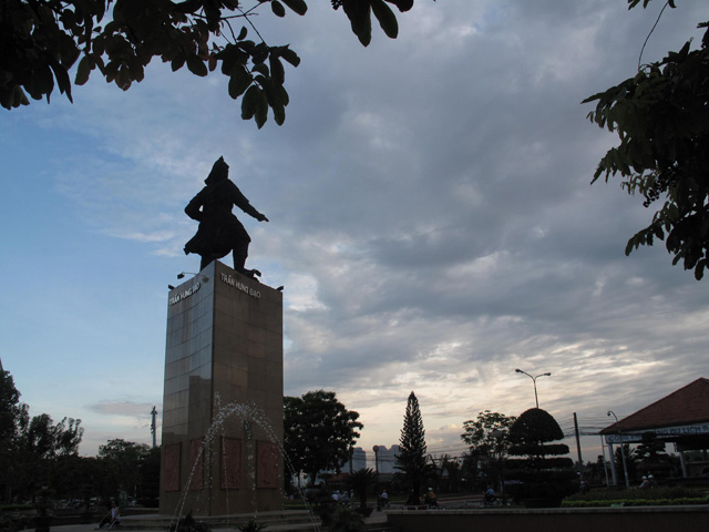 Tran Hung Dao statue