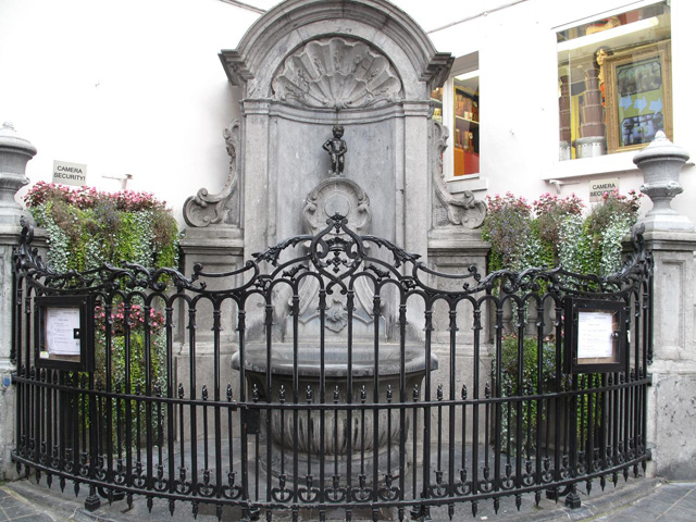 Manneken-pis ou Petit Julien, petite statue en bronze d'un petit garçon en train d'uriner, situé dans le quartier Saint-Jacques à Bruxelles, en Belgique