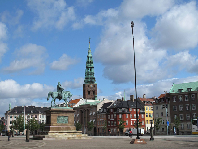 Frederik VII statue