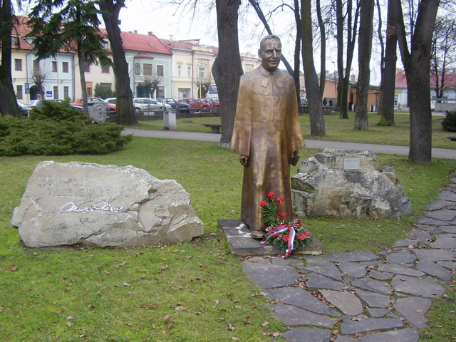 Martin Razus statue