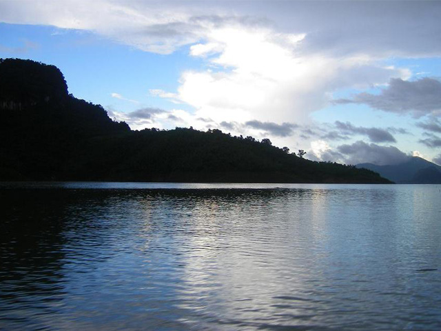 Hoa Binh lake