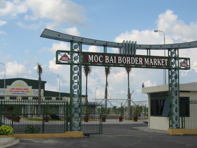 Moc Bai border market