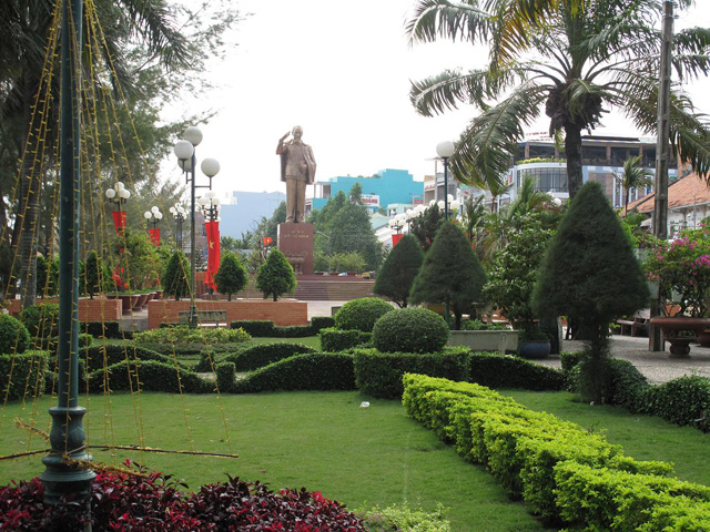 Ho chi minh statue