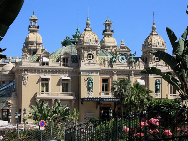 Le casino de Monte-Carlo entouré de jardins, situé en plein cœur de Monte-Carlo, voisin de l'Hôtel de Paris sur la place du Casino - Monaco