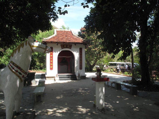 Facade, Cau Temple