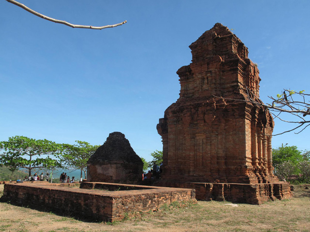 Cham Poshanu temples