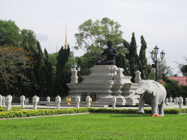 Chrom Ngoy statue