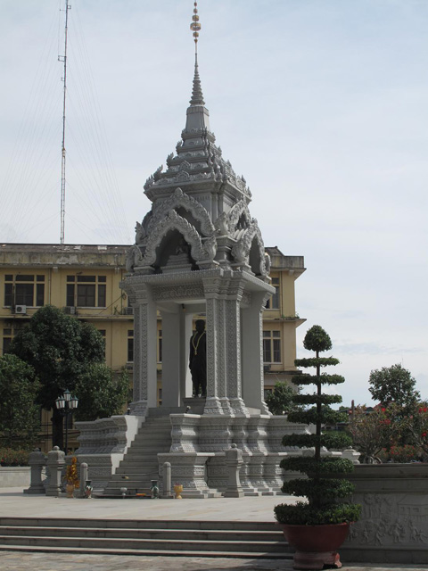 Daun Penh statue