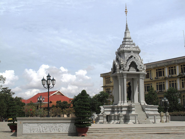 Daun Penh statue