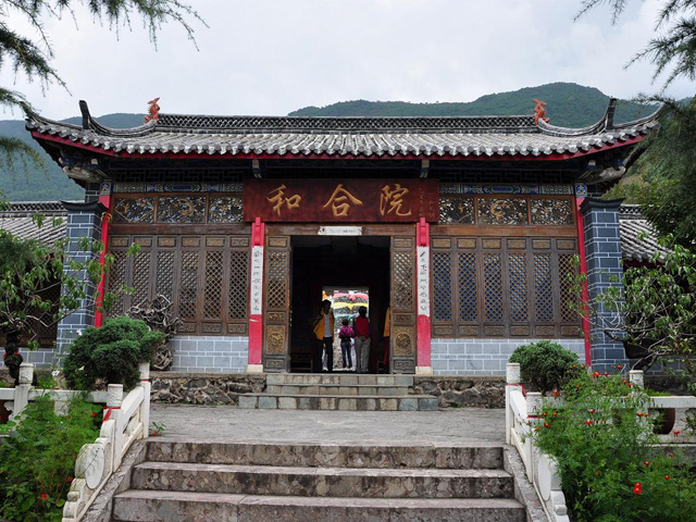 Entrance, Dongbashiluo Temple