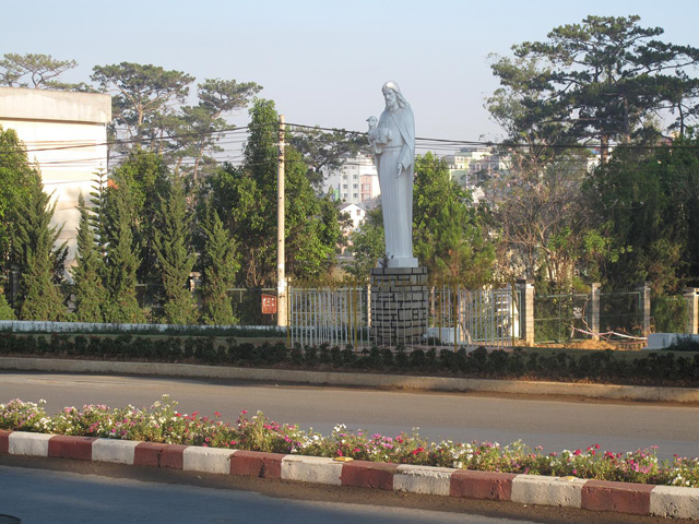 Eve Maria statue