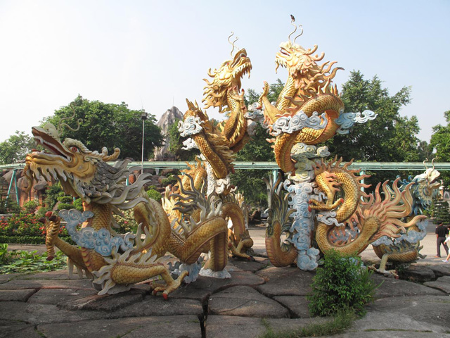 Five dragons statue