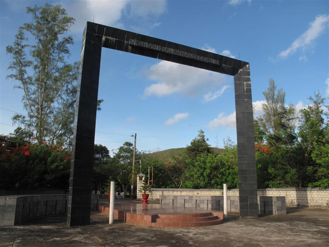 Gate, Hang Duong cemetery