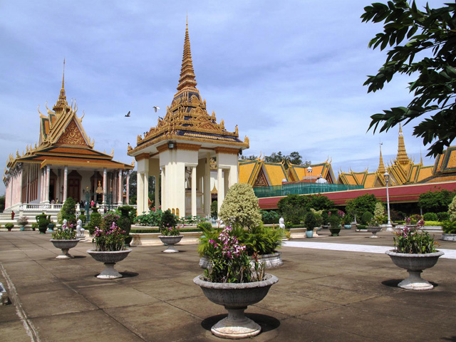 King Norodom statue