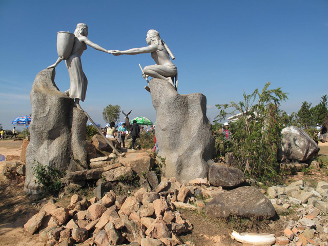 Couple Lang-Biang statue