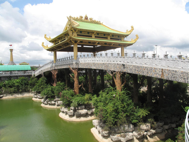 Ngoc Bich bridge