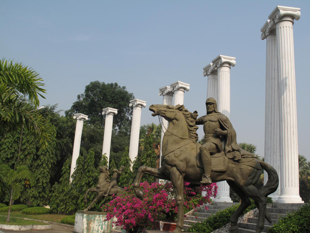 Nguyen Hue statue
