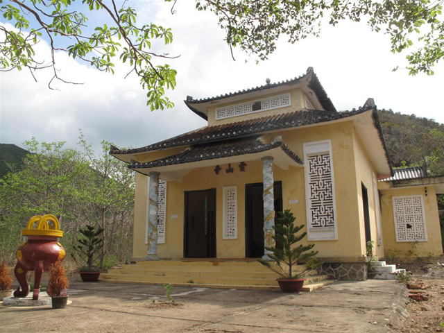 Facade, Nui Mot Temple