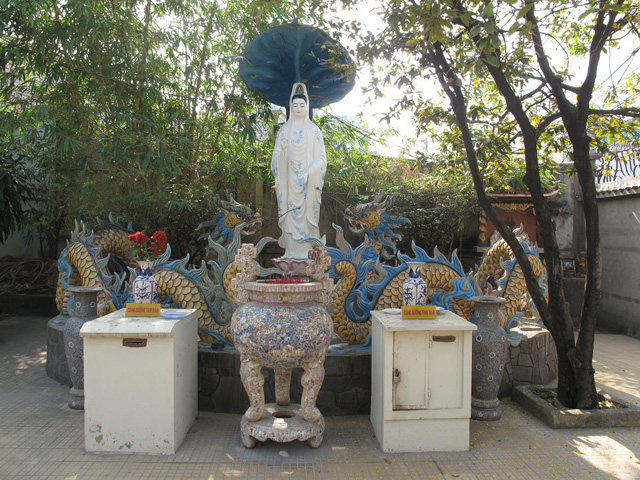Phat Ba Quan Am statue