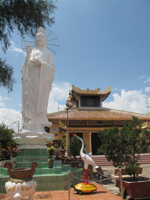 Phat Ba Quan Am statue