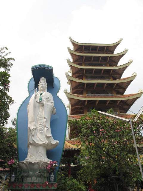 Phat ba quan am statue