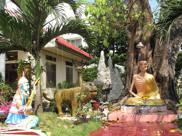 Phat Thich Ca statue