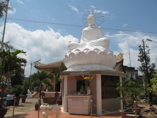 Phat Thich Ca statue