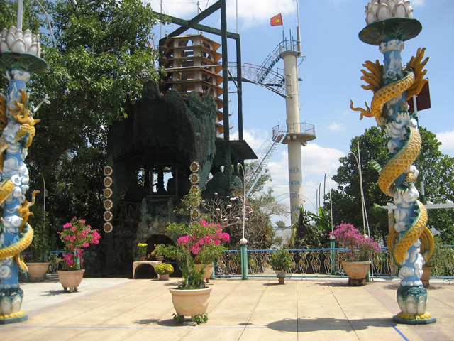 Dragon Columns, Phung Island