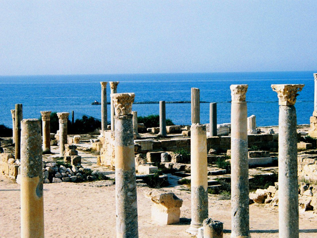 Colonne à Sabratha avec la mer Méditerranée derrière