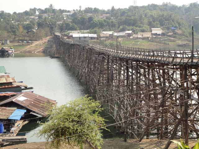 Le pont en bois Saphan Mon à Sangkhlaburi en Thaïlande