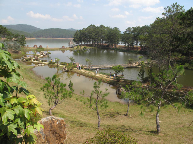 Suoi vang Lake