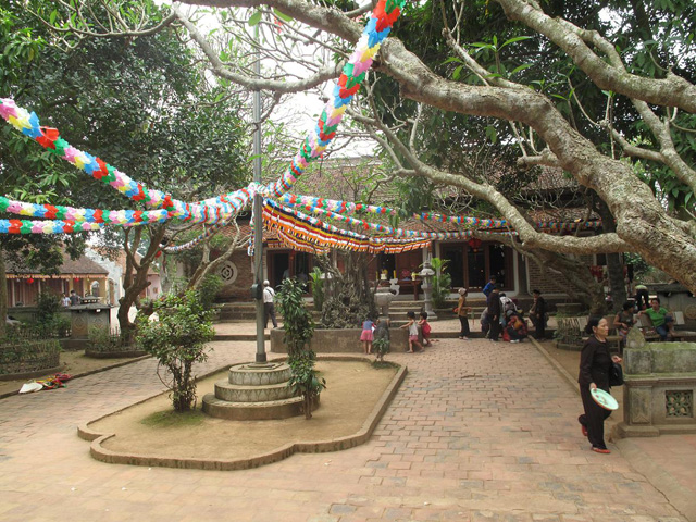 Facade, Tay Phuong Pagoda