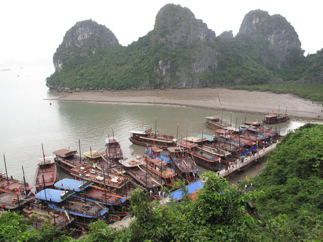 Quay, Thien Cung grotto