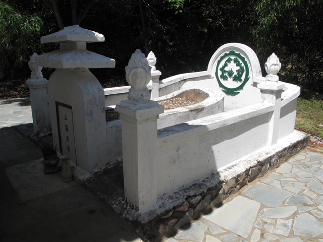 Tomb, Cau temple