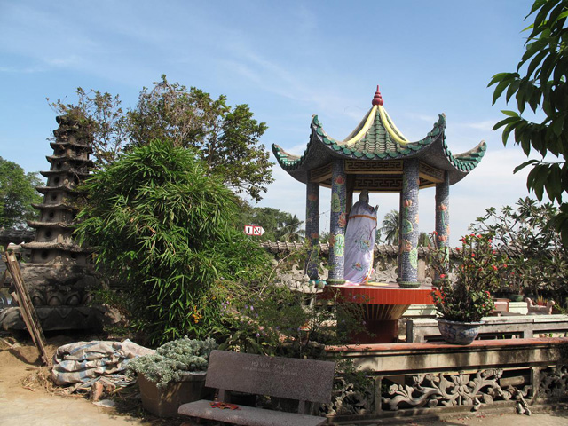 Yang Yin statue
