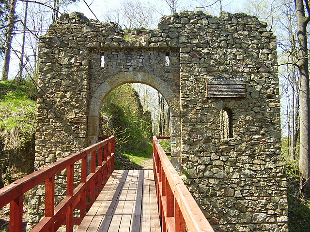 Cisy Castle entrance