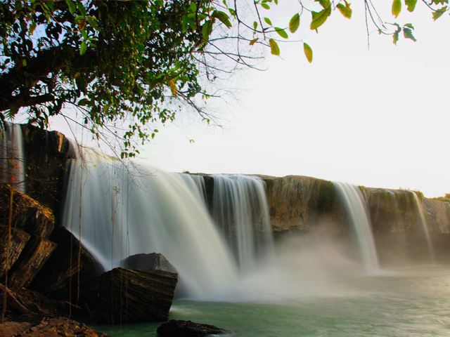 Side view, Dray Nur Waterfall