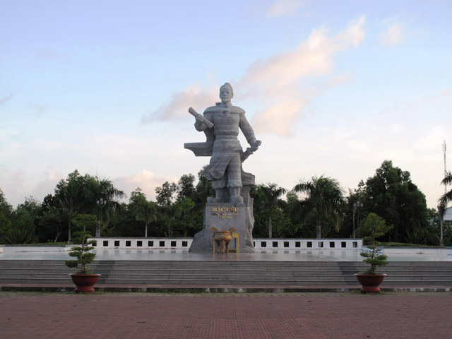 Mac Cuu Statue