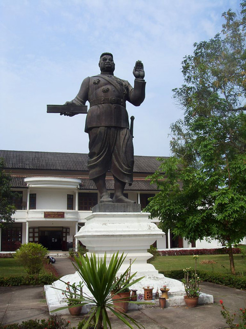 Sisavang Vong statue