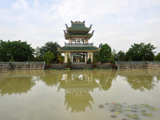 Tinh Quang Lake