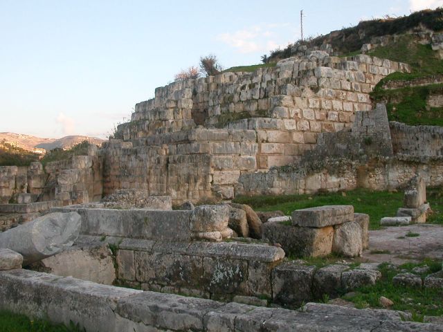 Ashlar podium