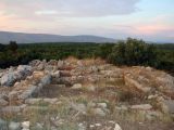 Fondations de l'ancienne tour de guet grecque Maslinovik, plaine de Stari Grad