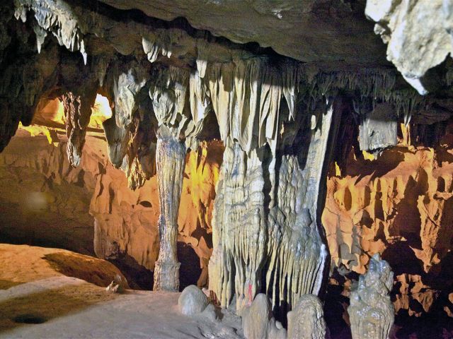 Nguom Ngao Cave