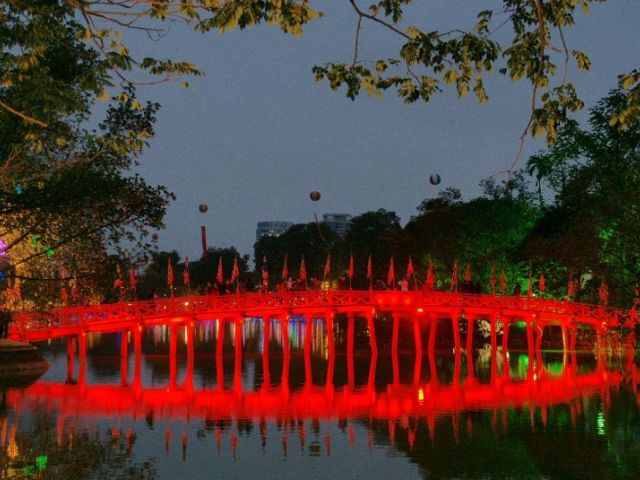 Huc bridge at night