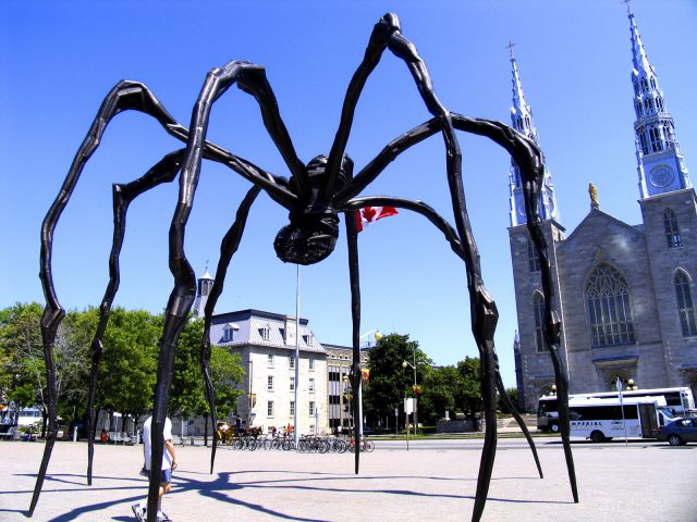 Maman statue