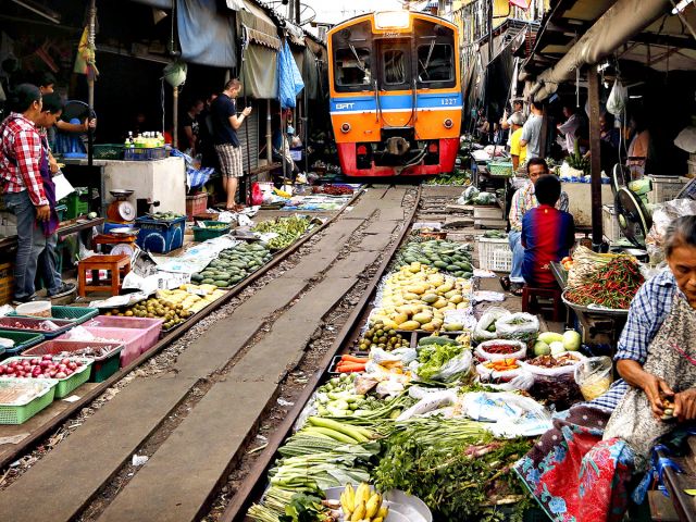 Talad Rom Hoop market