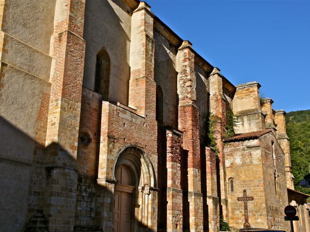 Côté de l'abbatiale Saint-Volusien