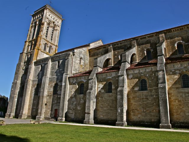 Côté sud de la basilique Sainte-Marie-Madeleine de Vézelay